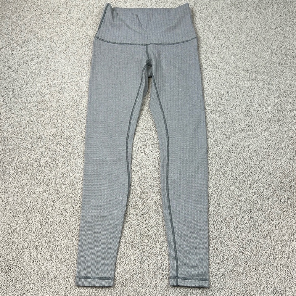 Lululemon Leggings Black and Gray Patterned Womens Size 6 Yoga Pants Workout